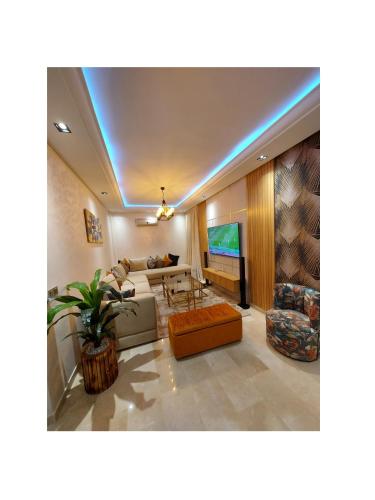 luxury apartment opposite HASSAN 2 MOSQU and FAIR international casablanca and SEA , near downtwn , INTERDIT COUPLES ARAABIC NON MARIÈ, FORBIDDEN UNMARRIED ARAABIC COUPLES , 2 room, 2 living rooms and 2 bathrooms basement car park FREE , apartment with, Casablanca