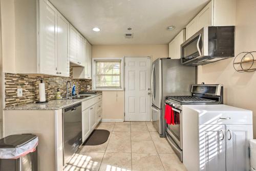 Forest Park Home with Porch and Large Fenced Yard in 福里斯特帕克
