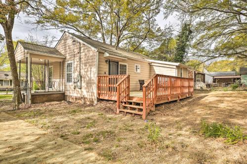Forest Park Home with Porch and Large Fenced Yard in 福里斯特帕克