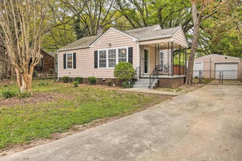 Forest Park Home with Porch and Large Fenced Yard in 福里斯特帕克