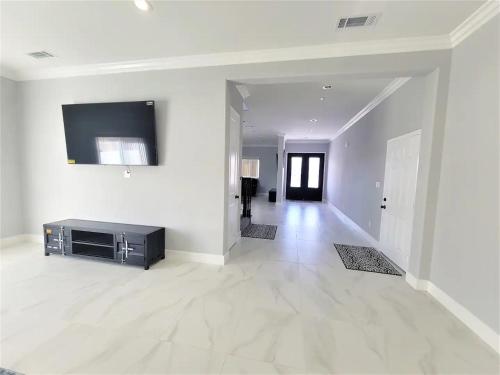 Huge Family Home Near Disneyland & SoCal Beaches in Midway City, USA