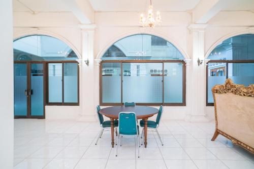 Facilities, RedDoorz Plus @ Hotel Surya Solo near Tirtonadi Bus Terminal