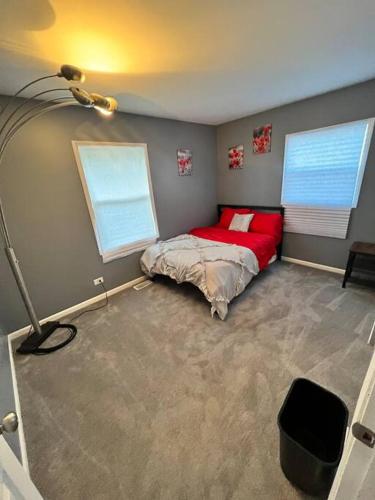 Astonishing 4 bdrm home 30 min to Dwntwn! in Sauk Village, USA