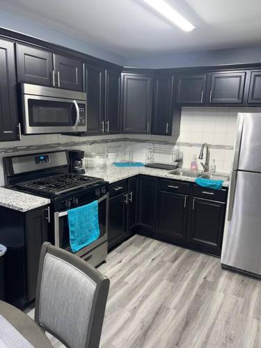 Astonishing 4 bdrm home 30 min to Dwntwn! in Sauk Village, USA