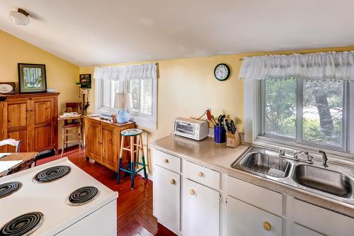 Charming St Albans Cottage on Lake Champlain! in Melville Landing, USA
