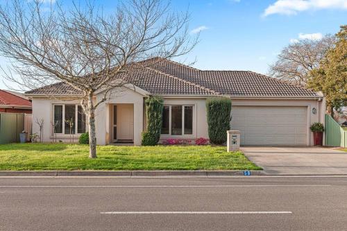 Family Friendly at Lake Gardens, Sleeps 8