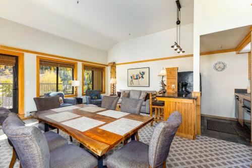 Penthouse 2796 Slopeside Ski In Ski Out Condo - image 5