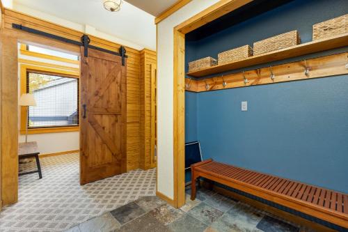 Penthouse 2796 Slopeside Ski In Ski Out Condo - main image