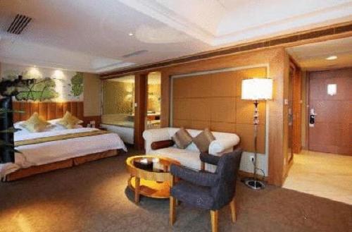 Jinling Plaza Changzhou Jinling Plaza Changzhou is conveniently located in the popular Xinbei area. Featuring a satisfying list of amenities, guests will find their stay at the property a comfortable one. Service-minded staf