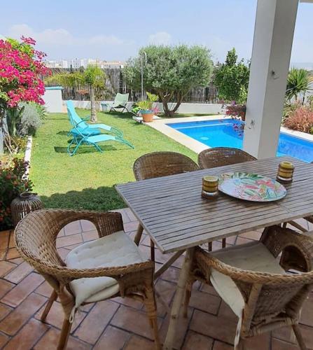 bonita casa con jardín y piscina privada