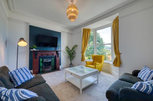 Brent House - 4 bedroom home close to shops, harbour & beaches