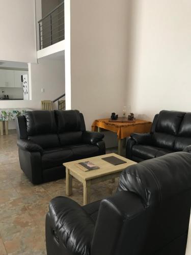 gedeelde lounge/tv-ruimte, Livivane Guest House in Mpolonjeni