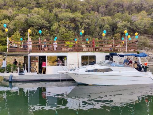 Houseboat-Yacht In Scenic Lake Travis Cove - image 9