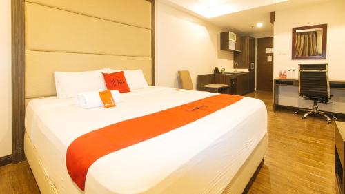 RedDoorz Premium @ West Avenue Quezon City, Manila