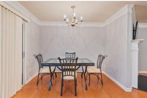 Beautiful Cozy 3-Bedroom Townhome Retreat in Fulton Country Airport