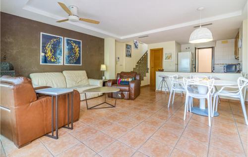 Nice home in Elche with Outdoor swimming pool WiFi and 3 Bedrooms - image 2