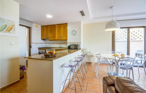 Nice home in Elche with Outdoor swimming pool WiFi and 3 Bedrooms - image 5