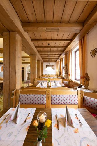 餐廳, Hotel Restaurant Zur Linde in 埃羅爾茨海姆