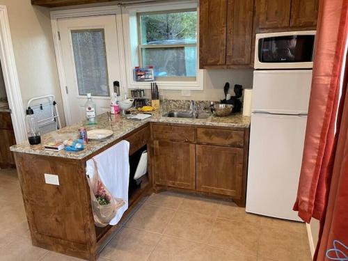 virtuve, Inspiration Cabin at Lake Godstone in Džeksboro (TX)