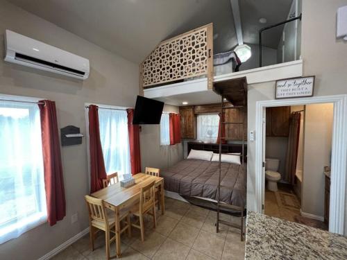 Inspiration Cabin at Lake Godstone in Džeksboro (TX)