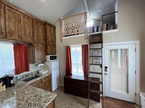 virtuve, Inspiration Cabin at Lake Godstone in Džeksboro (TX)