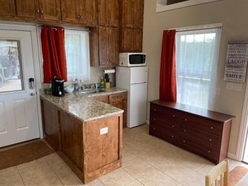 virtuve, Inspiration Cabin at Lake Godstone in Džeksboro (TX)
