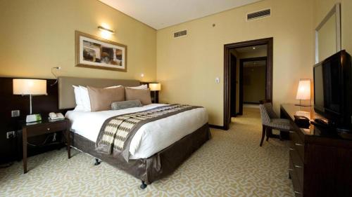 Executive Three Bedroom Apartment Near Internet Metro Station By Luxury Bookings AC