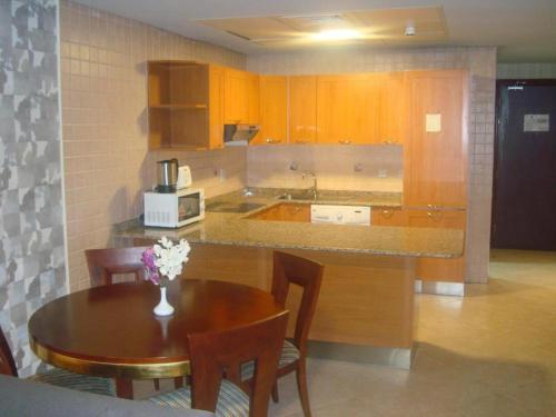 One Bedroom Apartment Near day To Day Al Karama By Luxury Bookings - image 3