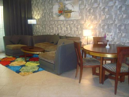 One Bedroom Apartment Near day To Day Al Karama By Luxury Bookings - image 4