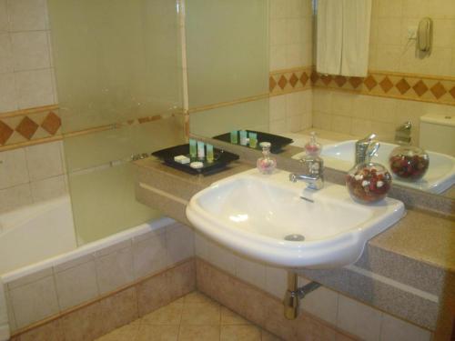 One Bedroom Apartment Near day To Day Al Karama By Luxury Bookings - image 12