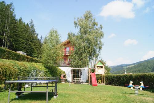 מגרש משחקים, Ferienwohnung mit Garten in ruhiger Lage am Waldrand in פלאוברג