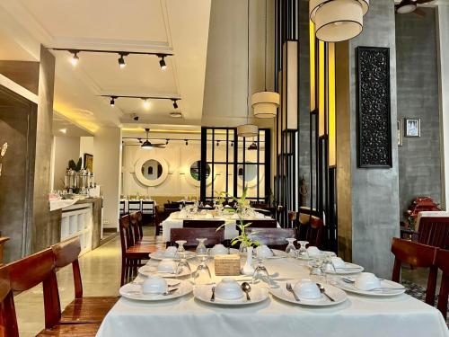 Restaurant, Bayon Modern Residence in Svay Dangkum