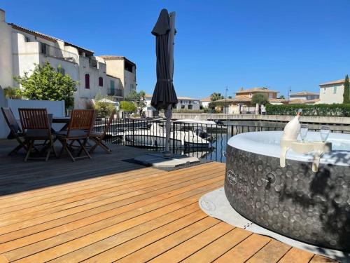 Marina 120m²/8 pers/ terrasse 100m²/ appontement - Location saisonnière - Aigues-Mortes