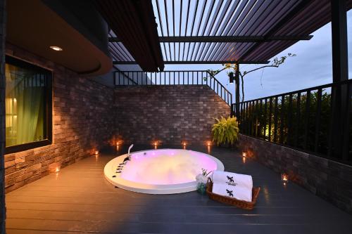 room detail thumbnail 2