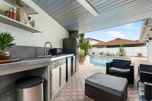 Fantastic 5 Bedroom Home/Heated Pool with Jacuzzi in Tamiami