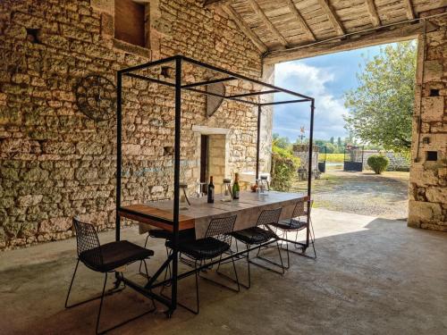 Les Abelins Farmhouse private pool, covered barn