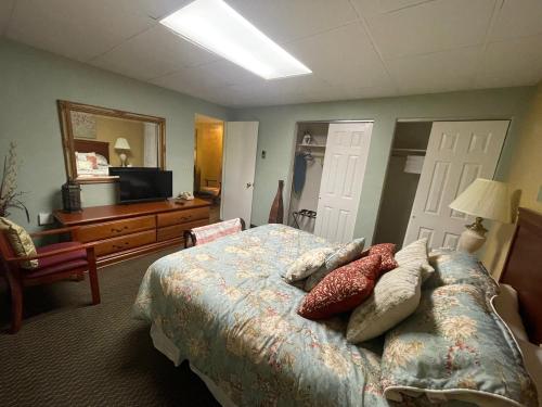 Colonial Brick Inn & Suites