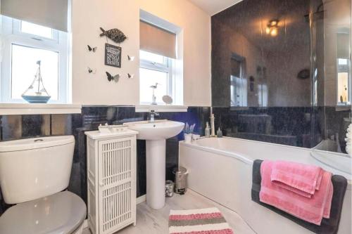 Lovely and Modern Three Bedroom House in Durham