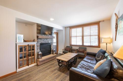 Cozy Lower Hughes View 2 BR Zephyr Mountain Lodge Condo with Ski Storage condo in Winter Park, USA