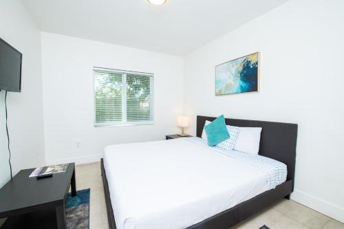 Spacious entire Apartment with Free Parking in Hollywood, USA