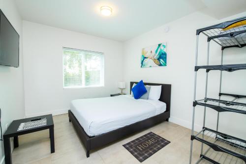 Spacious entire Apartment with Free Parking in Hollywood, USA
