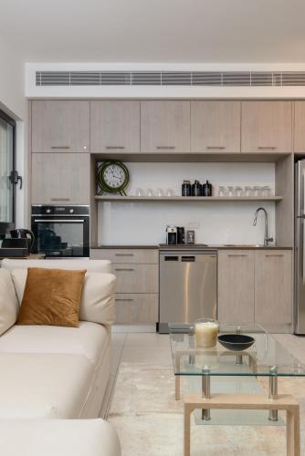 Stylish 2 BR with Balcony in Ben Yehuda by HolyGuest - image 2
