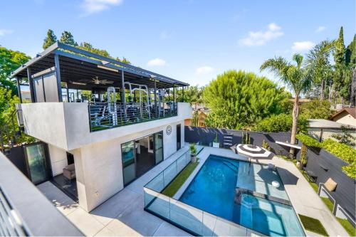 Secluded Stylish Residence In The Valley 