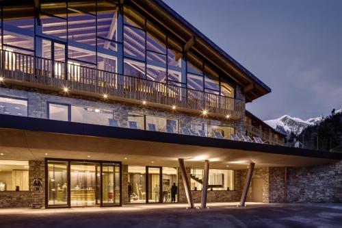 Entrada, Grand Hotel Courmayeur Mont Blanc, by R Collection Hotels in Courmayeur