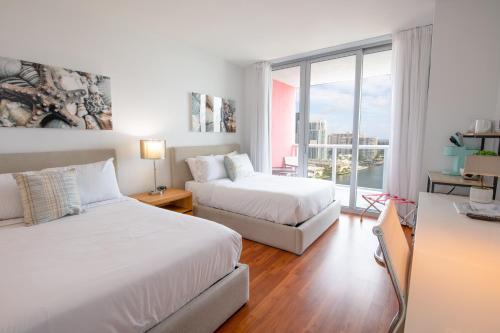 2009B Stylish Modern City View Condo Water Views Balcony Pool Gym