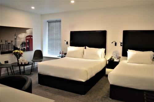 1 king bed, 1 double bed