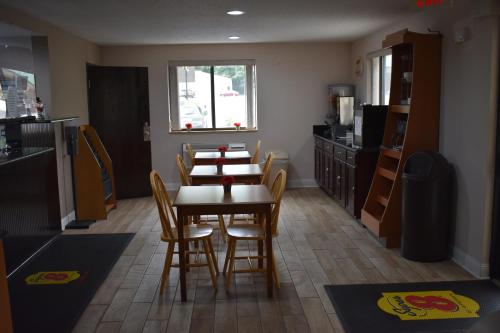 อาหารและเครื่องดื่ม, ซูเปอร์ 8 บาย วินด์แฮม ลาเวล/คัมเบอร์แลนด์ แอเรีย (Super 8 By Wyndham La Vale/Cumberland Area) in ลาวาล (แมรีแลนด์)