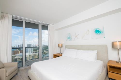 2409A Stylish Modern Breathtaking 1BR 1BTH Water Views, Balcony, Modern Kitchen, Pool, Gym Ideal for longer stays
