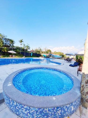 Apto club house: piscina-jacuzzi-tobogán-fut5✰Wifi