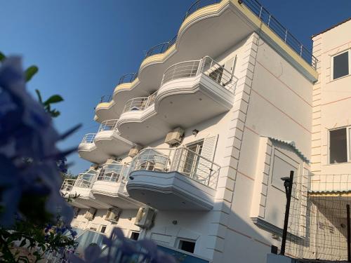 Henardi Apartments